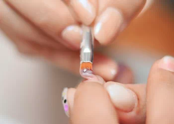 Pose d’ongles en gel réalisée dans une onglerie à Menton avec finition naturelle et brillante