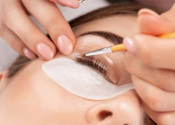 Rehaussement de cils en cours avec patchs sous les yeux pour un effet lifté naturel à Menton