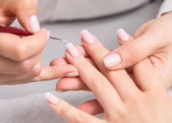 Pose d’ongles en gel réalisée dans une onglerie à Menton avec finition naturelle et brillante